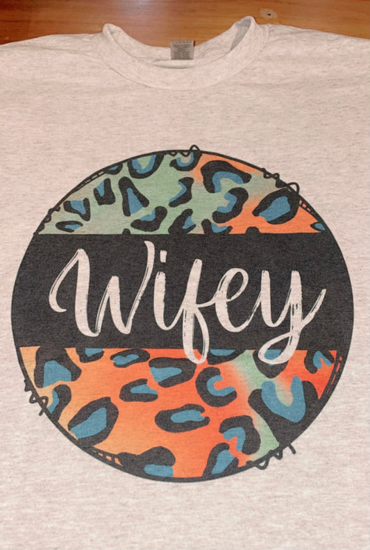 Wifey leopard circle tee