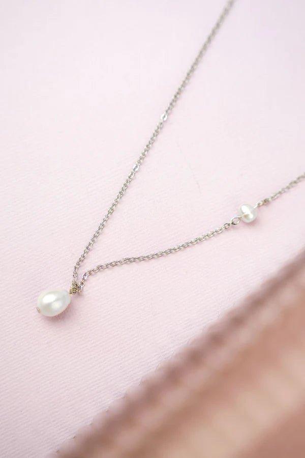 STAND OUT PEARL SILVERTONE NECKLACE